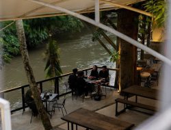 10 Kafe Terbaik di Jakarta Timur dengan Pemandangan LRT dan Sungai Ciliwung