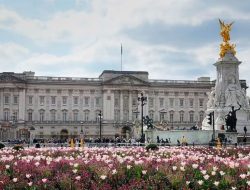 Tujuh Pria Pemberani di Balik Tirai Istana Buckingham: Kisah Mencuri Celana Dalam Ratu