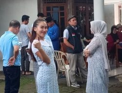 Ayu Ting Ting Raih Suara Bersama Keluarga di TPS 04 Depok, Tolak Golput