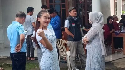 Ayu Ting Ting Raih Suara Bersama Keluarga di TPS 04 Depok, Tolak Golput