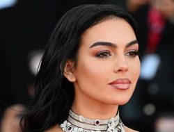 Manfaat Rutin Merendam Wajah ke Air Es oleh Georgina Rodriguez