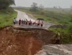 Jembatan Hambalang-Babakan Madang di Puncak 2 Bogor Putus Terbawa Sungai