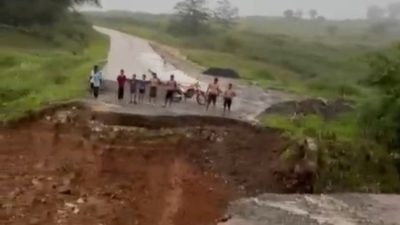 Jembatan Hambalang-Babakan Madang di Puncak 2 Bogor Putus Terbawa Sungai