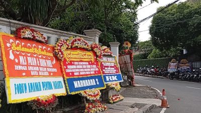 Hiasan Bunga Ucapan Kemenangan di Posko Pram-Doel