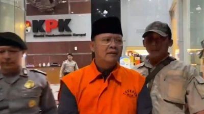 Evakuasi Gubernur Bengkulu Rohidin Mersyah di Polrestabes Bengkulu dengan Rompi Polisi