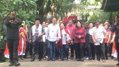 Megawati Beraksi Bersama Cucu-cucu, Puan Memperlihatkan Tiga Jari