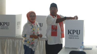 “Rano Karno dan Istri Menyalurkan Suara di TPS 065 Cilandak pada Pilkada Jakarta”