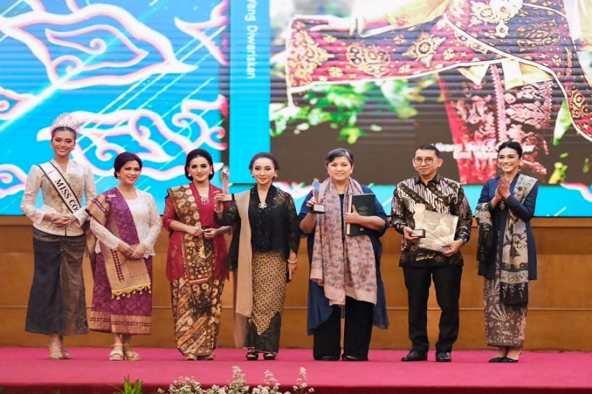 Kebaya Indonesia: Pesona Elegan yang Diturunkan