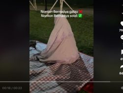 Viral! Wanita Berani Salat di Konser Bernyanyi, Netizen: Seimbang Antara Dunia dan Akhirat