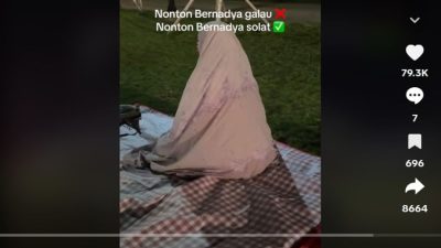 Viral! Wanita Berani Salat di Konser Bernyanyi, Netizen: Seimbang Antara Dunia dan Akhirat