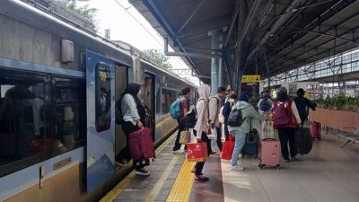 “Rekor Penjualan Tiket Kereta Api Terpecahkan selama Libur Nataru 2024/2025”