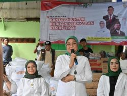 Ida Fauziyah dari DPR Berikan Bantuan kepada Korban Kebakaran Kemayoran