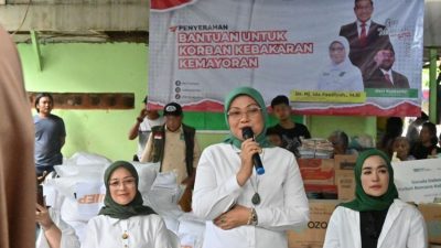 Ida Fauziyah dari DPR Berikan Bantuan kepada Korban Kebakaran Kemayoran