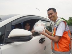 Berbagi Kebahagiaan Natal, Astra Tol Cipali Berikan Bingkisan dan Sapaan Hangat di Rest Area KM 130