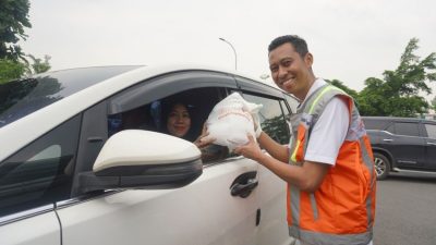 Berbagi Kebahagiaan Natal, Astra Tol Cipali Berikan Bingkisan dan Sapaan Hangat di Rest Area KM 130