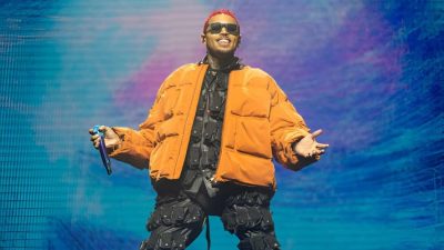 Tudingan Penggunaan Dana Bantuan Covid-19 oleh Chris Brown untuk Pesta dan Liburan Mewah