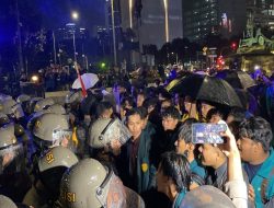 Perlawanan Mahasiswa Terhadap Kenaikan PPN di Patung Kuda Ricuh, Bentrok dengan Polisi