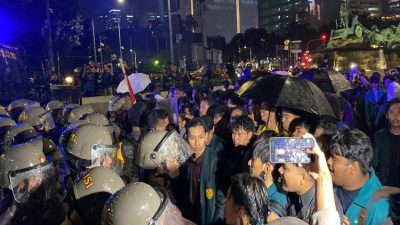 Perlawanan Mahasiswa Terhadap Kenaikan PPN di Patung Kuda Ricuh, Bentrok dengan Polisi