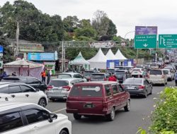 Arus Lalu Lintas Padat di Jalur Puncak Bogor saat Liburan Natal