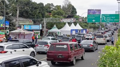 Arus Lalu Lintas Padat di Jalur Puncak Bogor saat Liburan Natal