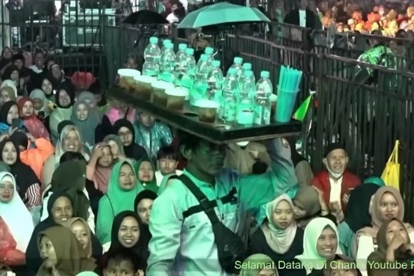 Penjual Es yang Dihina Gus Miftah Berangkat Umrah