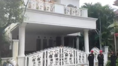 Rumah Hasto Kristiyanto di Bekasi Dijaga oleh Satgas Cakra Buana PDIP: Penjagaan Eksklusif untuk Pejabat Tertinggi.