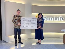 Sun Life Berikan Bantuan Air Bersih untuk Korban Erupsi Gunung Lewotobi