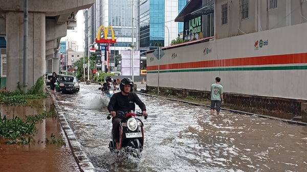 Banyak Motor dan Mobil Mogok usai Terobos Banjir Kelapa Gading