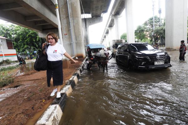 Penampakan Banjir di Tol ke Bandara Soetta