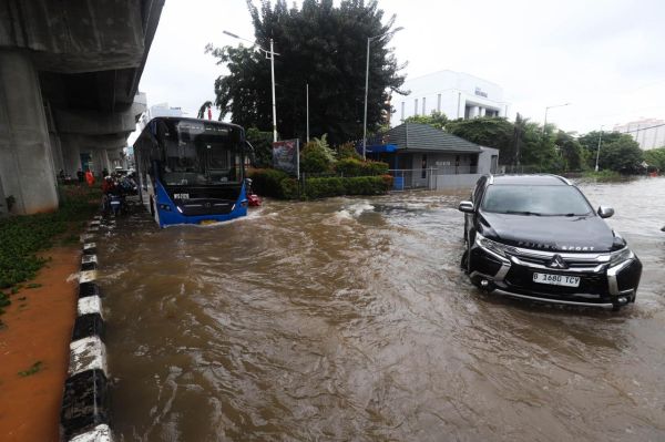 Penampakan Kelapa Gading Banjir Selutut Orang Dewasa