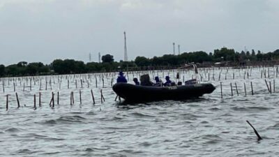 Bantuan Ditpolairud Polda Metro Jaya dalam Pencabutan Pagar Laut di Perairan Tangerang