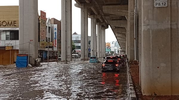 Banyak Motor dan Mobil Mogok usai Terobos Banjir Kelapa Gading