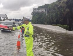 “Banjir 30 Cm Menggenangi Jalan Tol Sedyatmo Menuju Bandara Soetta”