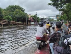 Kemacetan Akibat Banjir di Jalan Daan Mogot Arah Kalideres