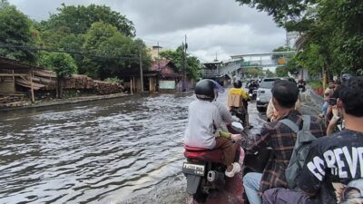 Kemacetan Akibat Banjir di Jalan Daan Mogot Arah Kalideres