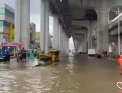 Banjir Menghambat Lalu Lintas di Jalan Depan MOI-Artha Gading