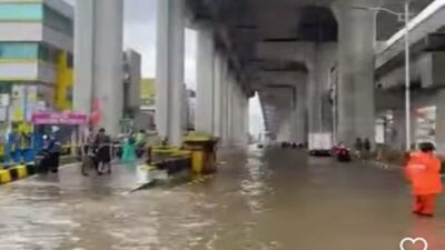 Banjir Menghambat Lalu Lintas di Jalan Depan MOI-Artha Gading