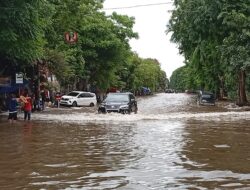 “Kendaraan Terjebak Mogok Setelah Melintasi Banjir di Kelapa Gading”