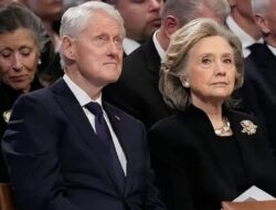 Penyakit yang Dialami Bill Clinton: Tanda-tanda Parkinson dan Gangguan Ingatan