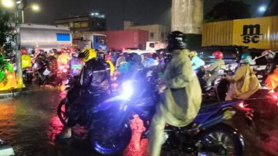 “Banjir Melanda 9 Ruas Jalan Jakarta Saat Hujan Deras Malam Ini”