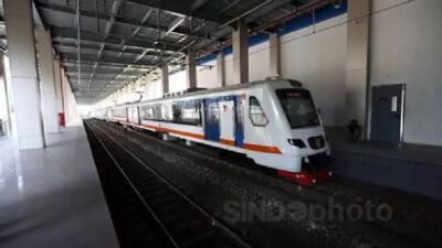 “Banjir di Jalur Rel Bandara Soetta: Perjalanan Kereta Basoetta Terhenti di Stasiun Batu Ceper”