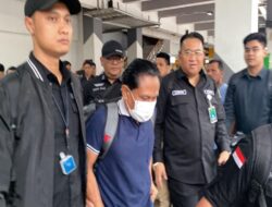 Mantan Ketua PN Surabaya, Ronald Tannur, Tiba di Bandara Halim Langsung Diperiksa oleh Kejagung