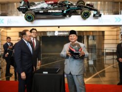 Hadiah Helm dan Kesempatan Mengendarai Mobil F1