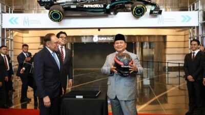 Hadiah Helm dan Kesempatan Mengendarai Mobil F1