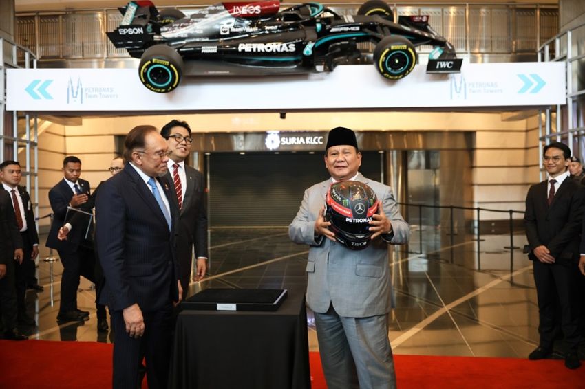 Hadiah Helm dan Kesempatan Mengendarai Mobil F1