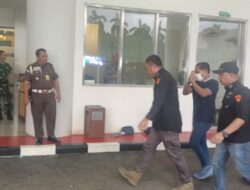 Pakai Masker, Tampak Mantan Ketua PN Surabaya Kunjungi Kejagung