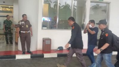 Pakai Masker, Tampak Mantan Ketua PN Surabaya Kunjungi Kejagung