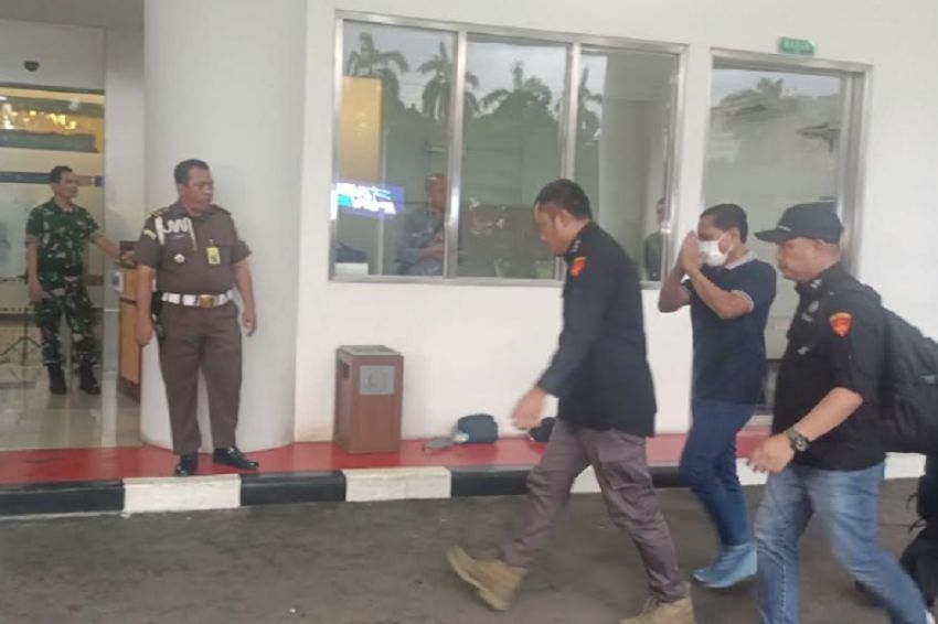 Pakai Masker, Tampak Mantan Ketua PN Surabaya Kunjungi Kejagung