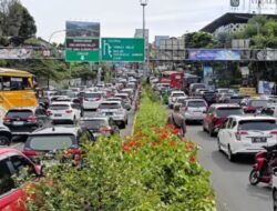 “Kemacetan Parah di Jalan Menuju Puncak Bogor: 12.000 Kendaraan Memadati Jalur”