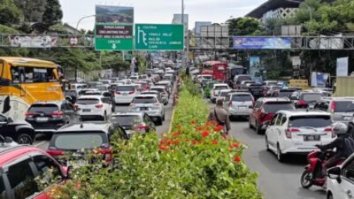 “Kemacetan Parah di Jalan Menuju Puncak Bogor: 12.000 Kendaraan Memadati Jalur”